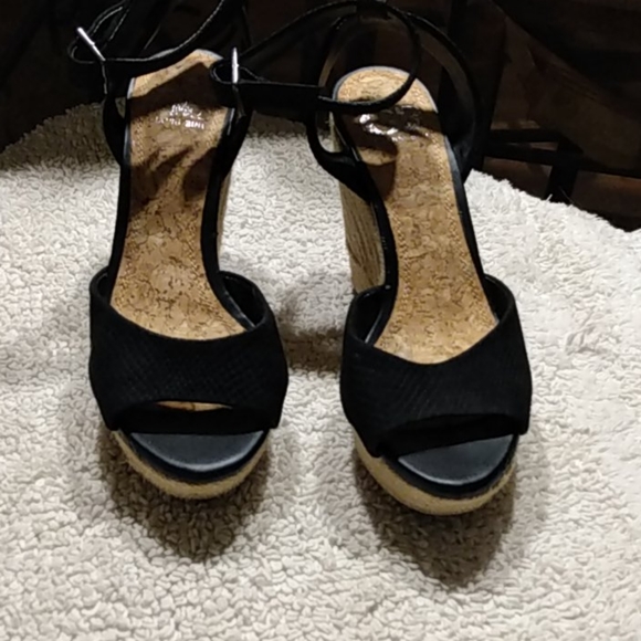 Gianni Bini Shoes - 🔴 Gianni Bini wedges sandals